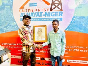 Lire la suite à propos de l’article Portrait d’un Talent Prometteur : Sanhi Mahamane Lawal, alias M Lawal, Honore le DG d’ALHAYAT-NIGER !